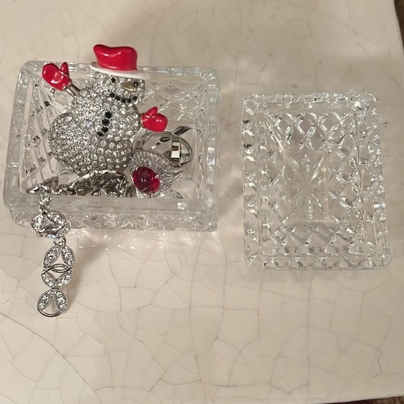 Cut Glass Princess Trinket Box, Pressed Glass Rectangular Tiny Glass Container - Picture 13 of 16